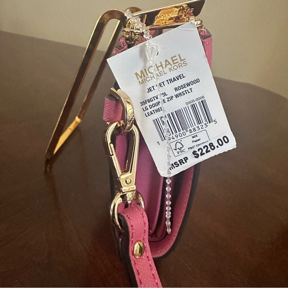 New Michael kors wallet / wristlet - Picture 4 of 10